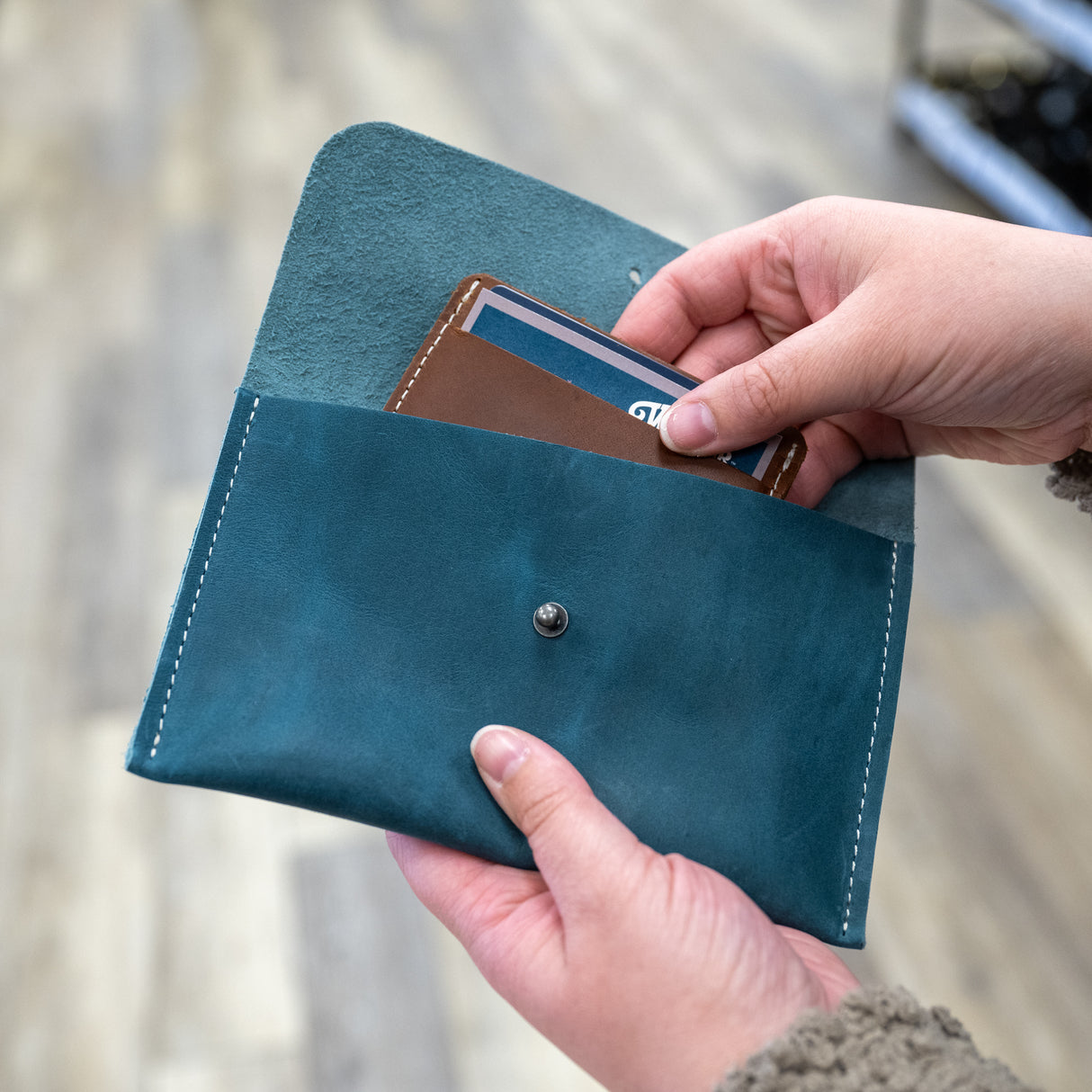 Minamalist Wallet, in use