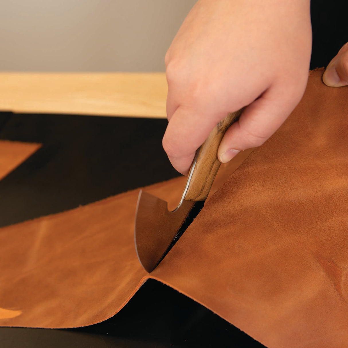 Master Tool Leather Round Knife, 4-7/8"