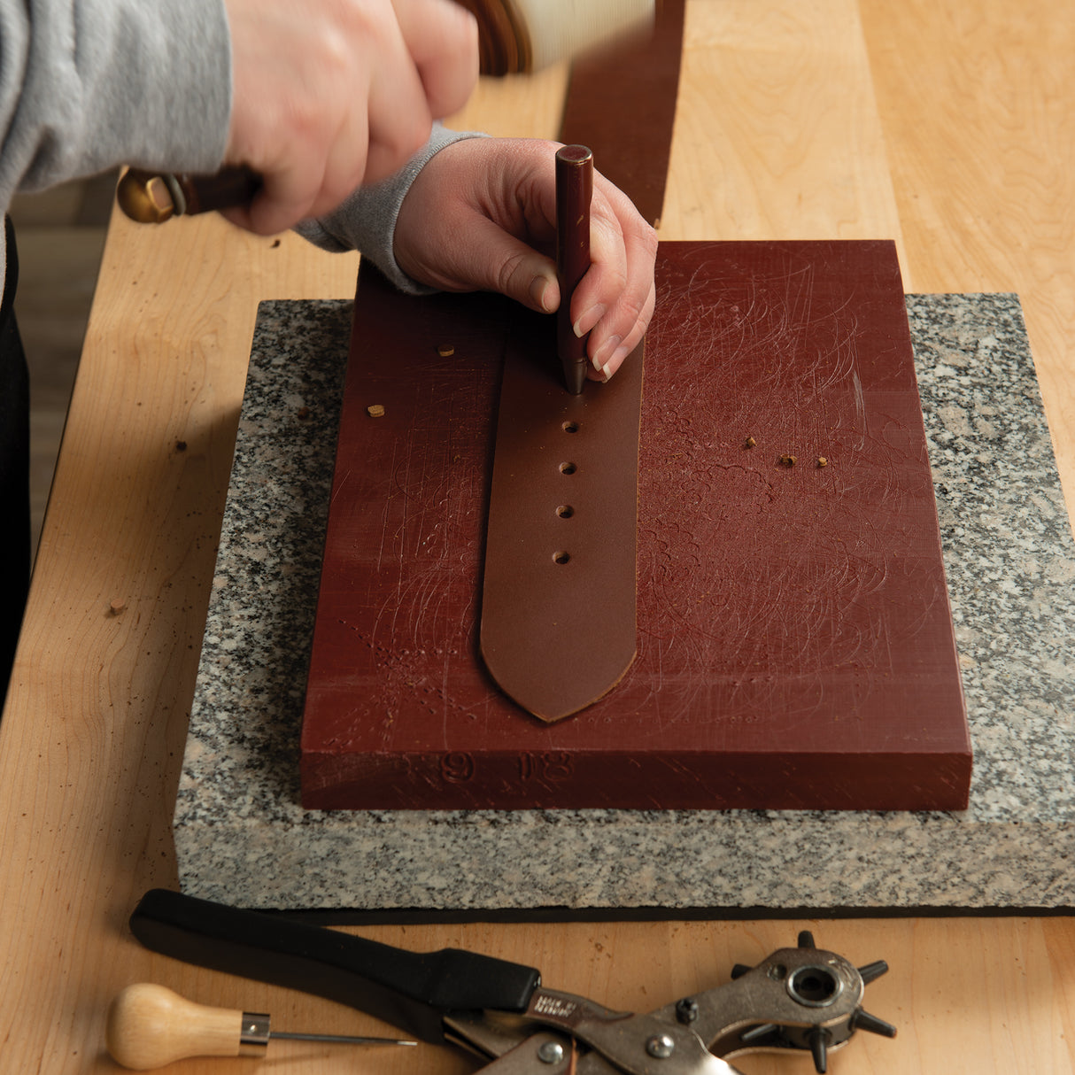 6 pcs Oval Shape Hole Punch Set, 6 Sizes 2-4mm Leather Belt Hollow Punching  Tools, Oblong Shape DIY Leather Craft Working Cutting Tool Kit